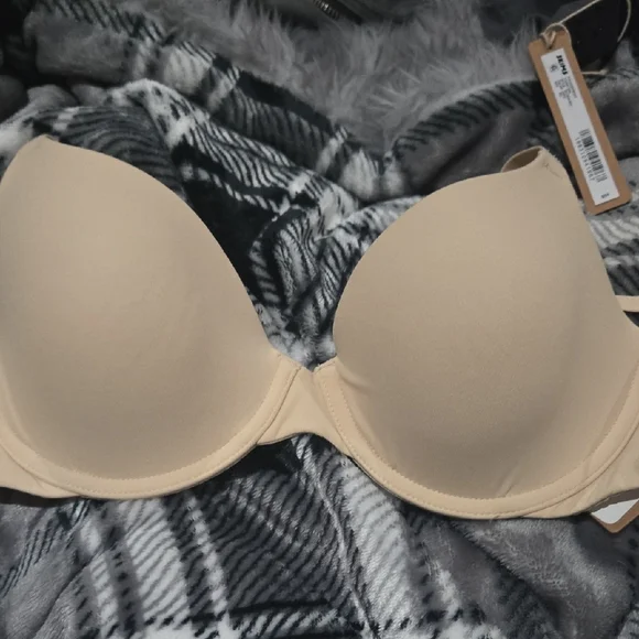 Skims Fits Everybody T-shirt Bra - Picture 6 of 6